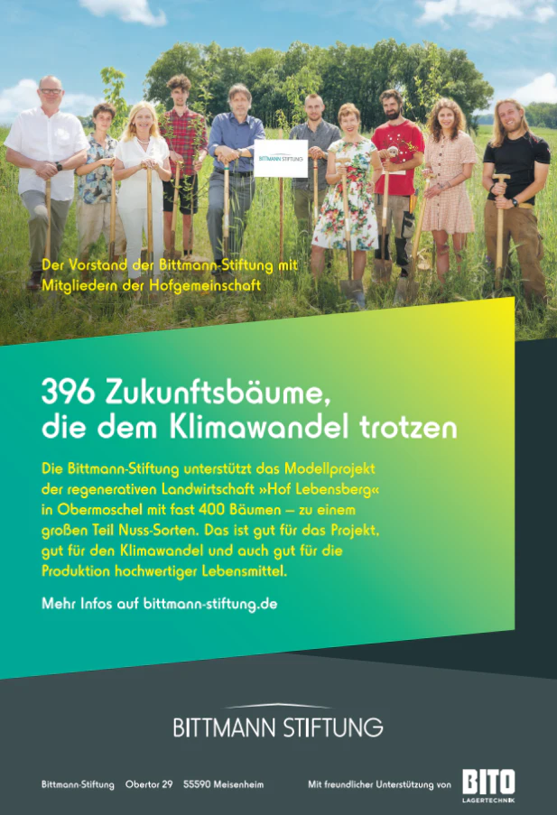 Gruppe von Personen mit Baumsetzlingen im Freien