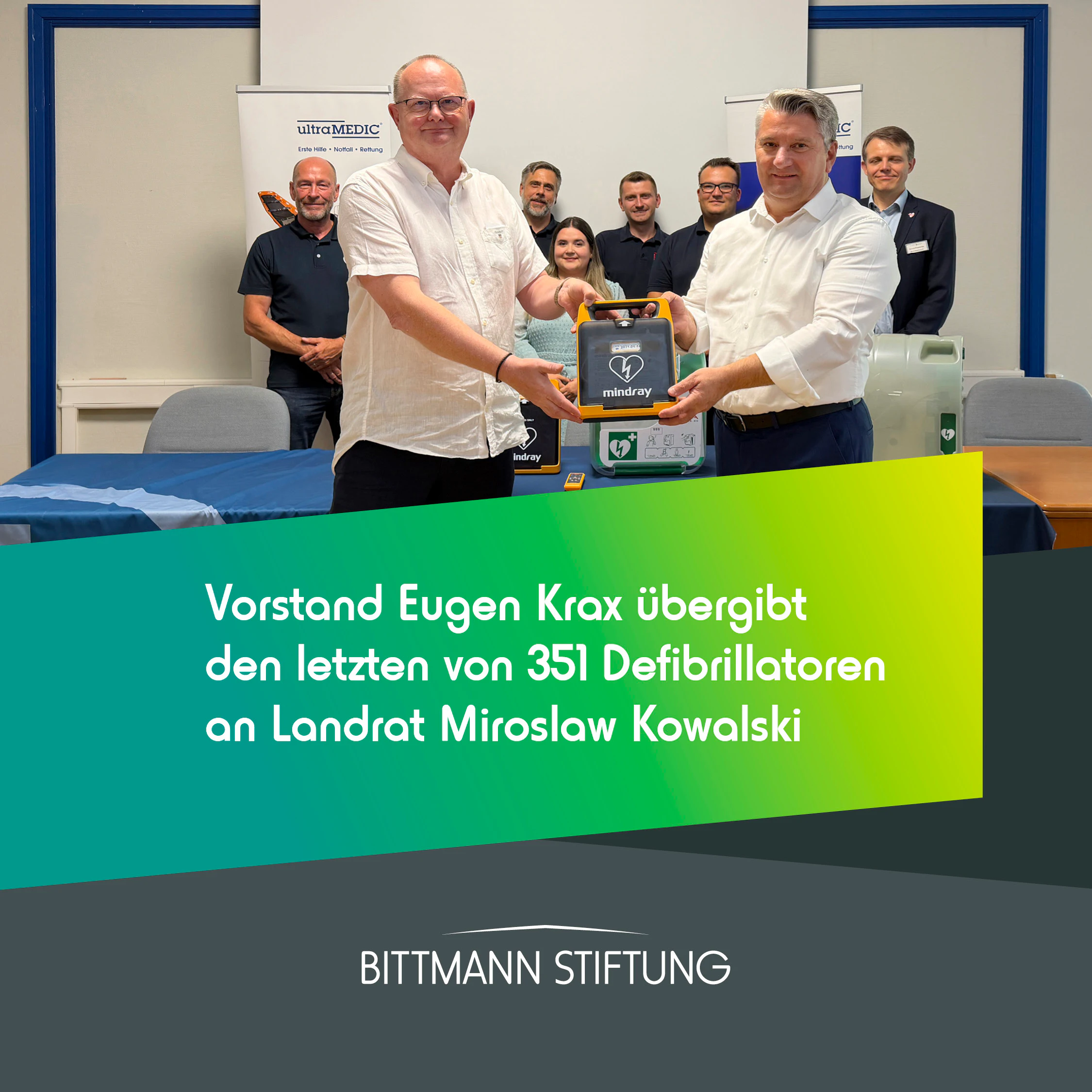 Eugen Krax übergibt Defibrillatoren an Miroslaw Kowalski