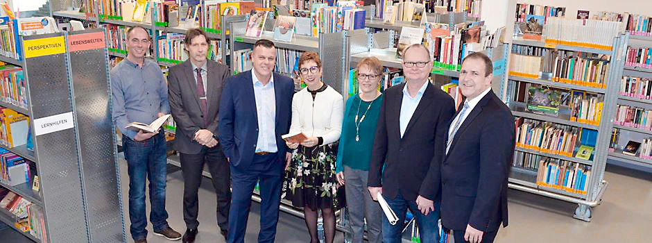 Gruppenfoto von Personen in einer Bibliothek