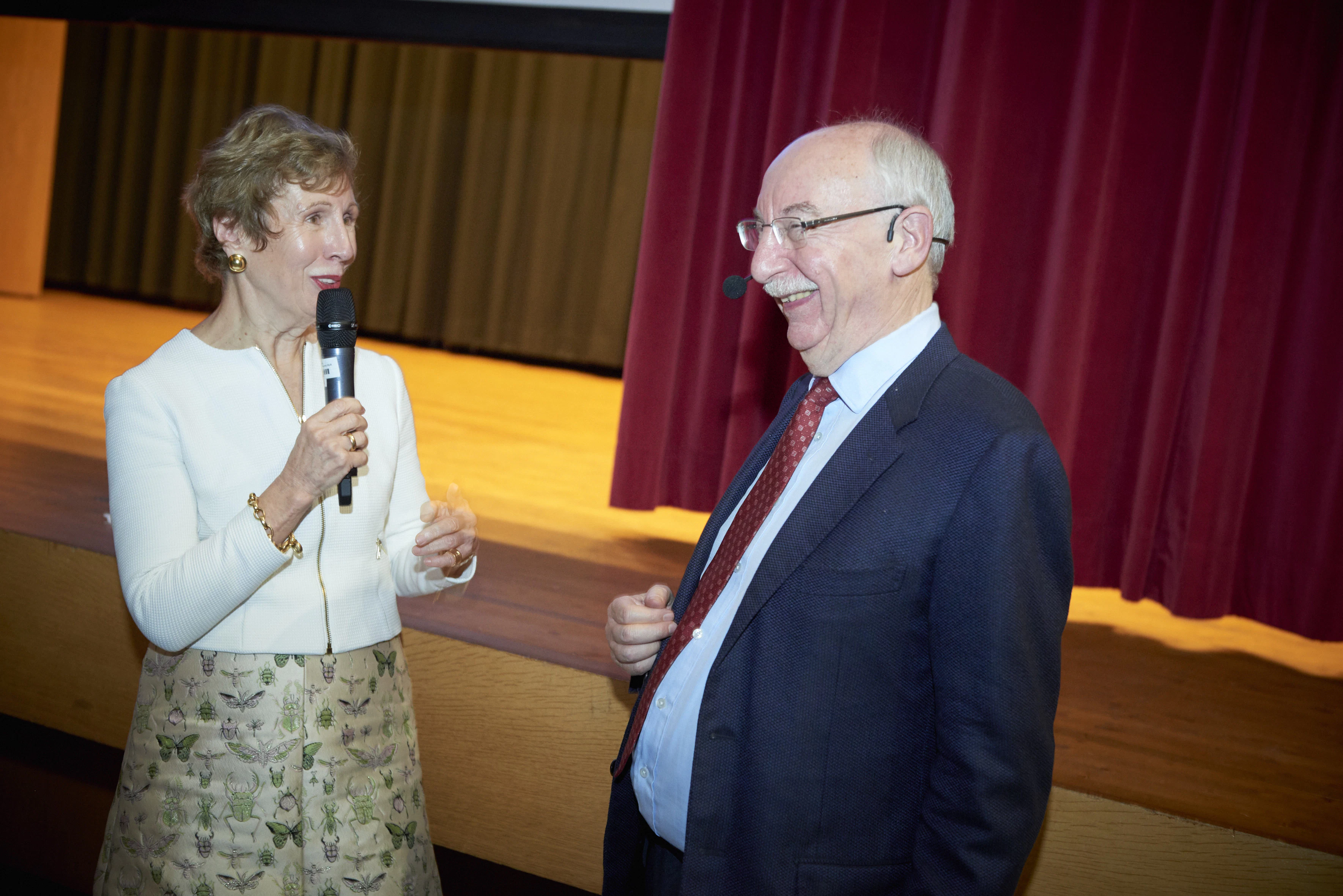 Die Vorstandsvorsitzende der Bittmann-Stiftung, Sabine Bittmann, bedankt sich bei Prof. Dr. Gerd Gigerenzer für den beeindruckenden und lehrreichen Vortrag.