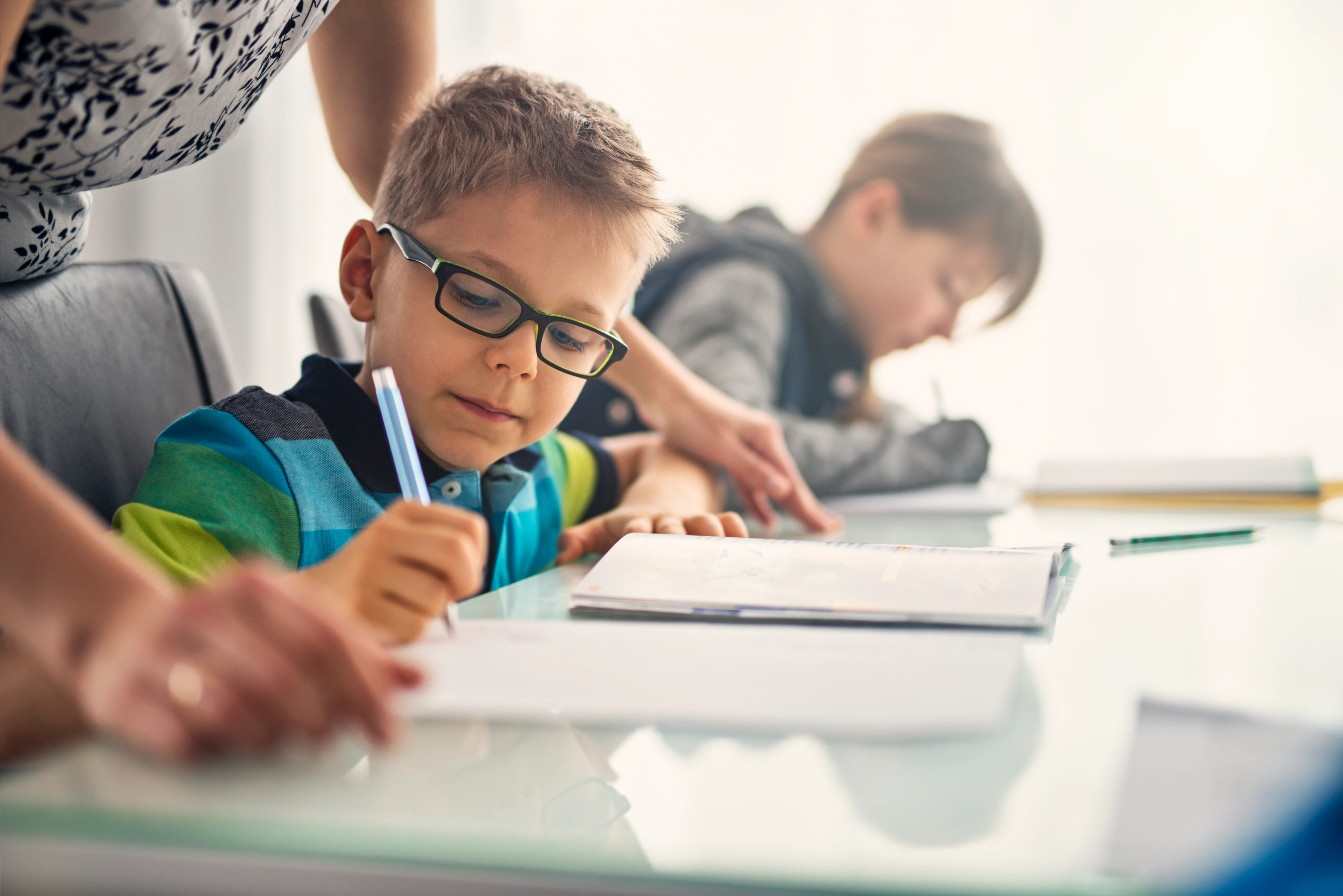 Kinder beim Zeichnen am Tisch