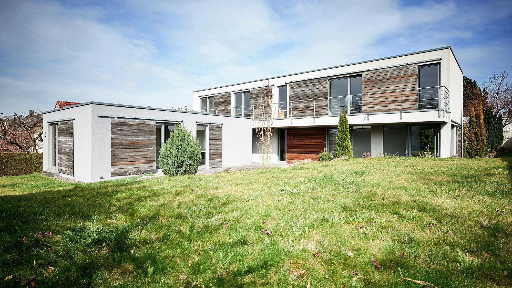 Minimalistische Wohnhäuser mit Gartenblick –