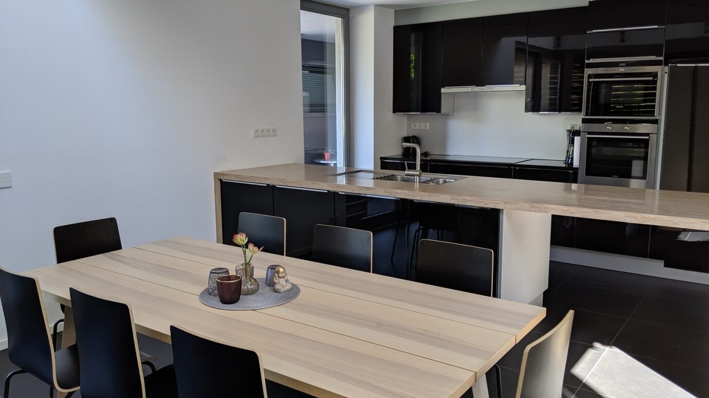 Große Küche mit Essbereich –