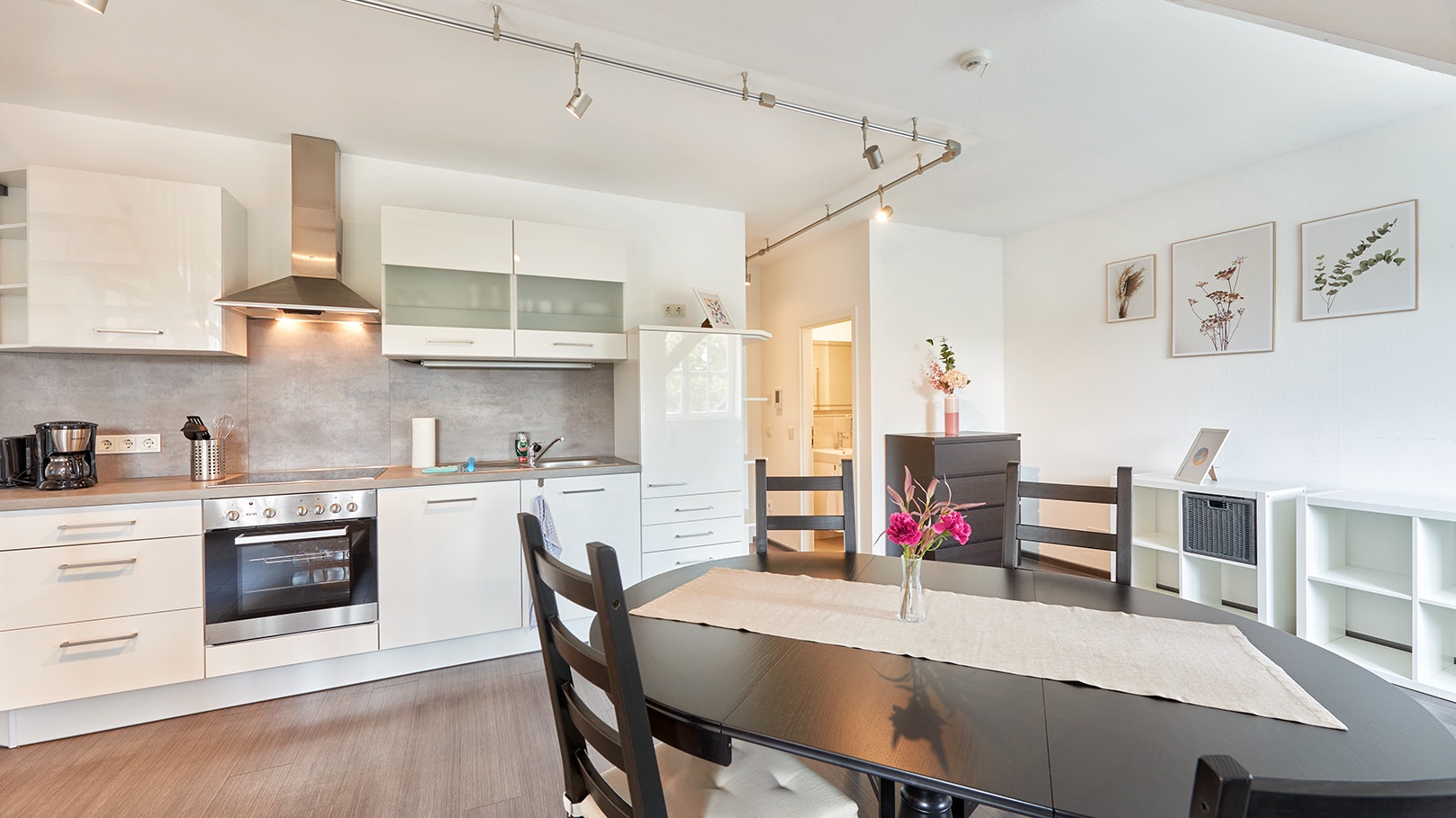 Helle Küche mit offenem Essbereich –