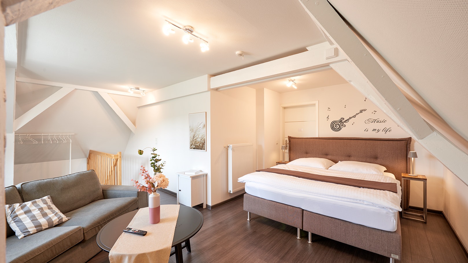 Modernes Schlafzimmer mit viel Komfort –