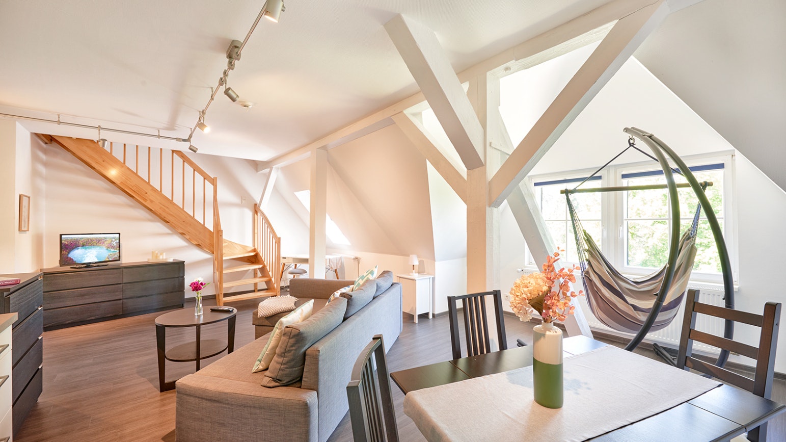 Geräumiges Wohnzimmer mit Esstisch –