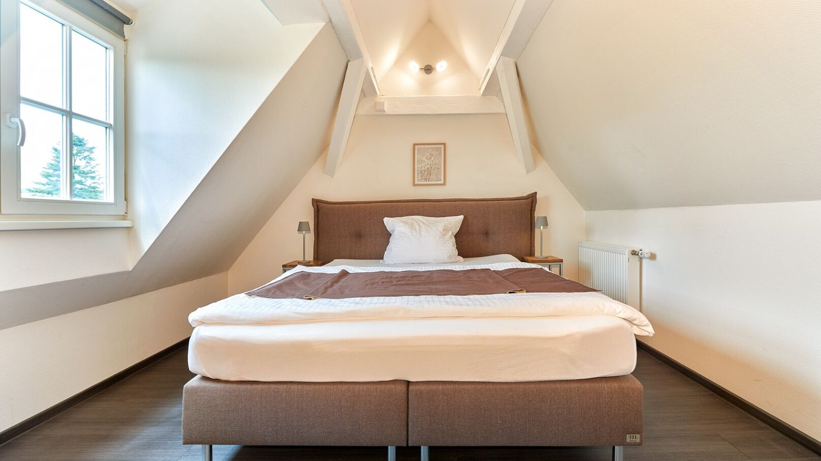 Großzügiges Schlafzimmer unter dem Dach –