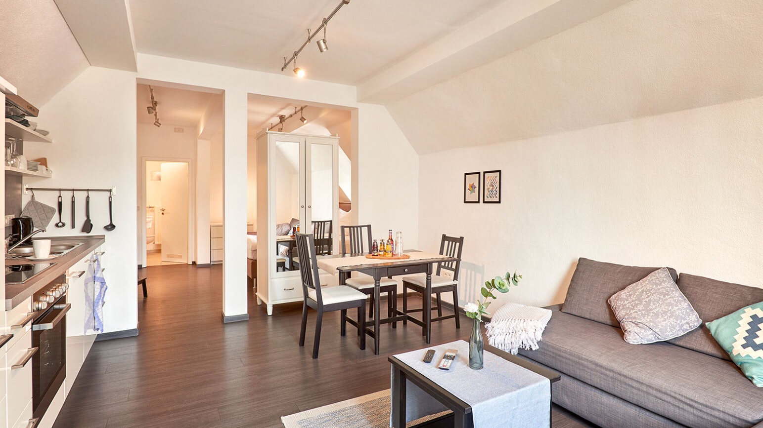 Modernes Wohnzimmer mit gemütlicher Sitzecke –