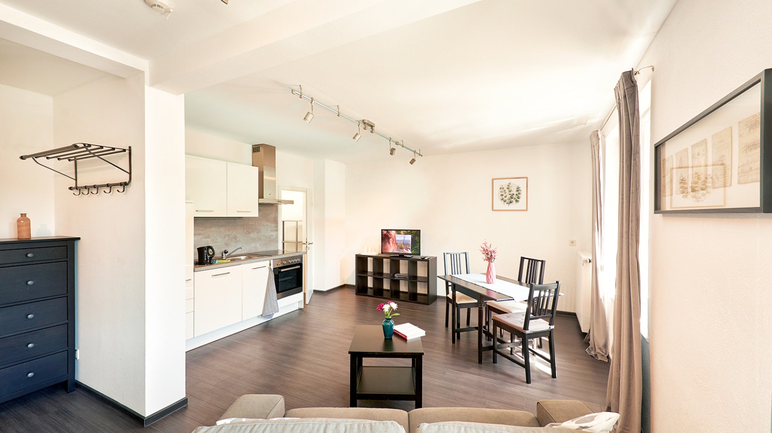 Gemütliches Wohnzimmer mit moderner Küche –