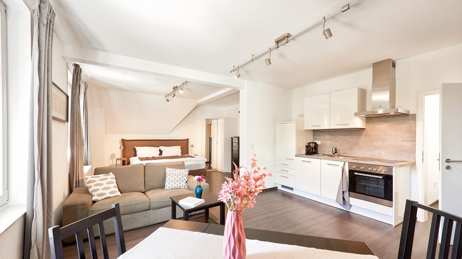 Wohnzimmer mit Essbereich und Küche –