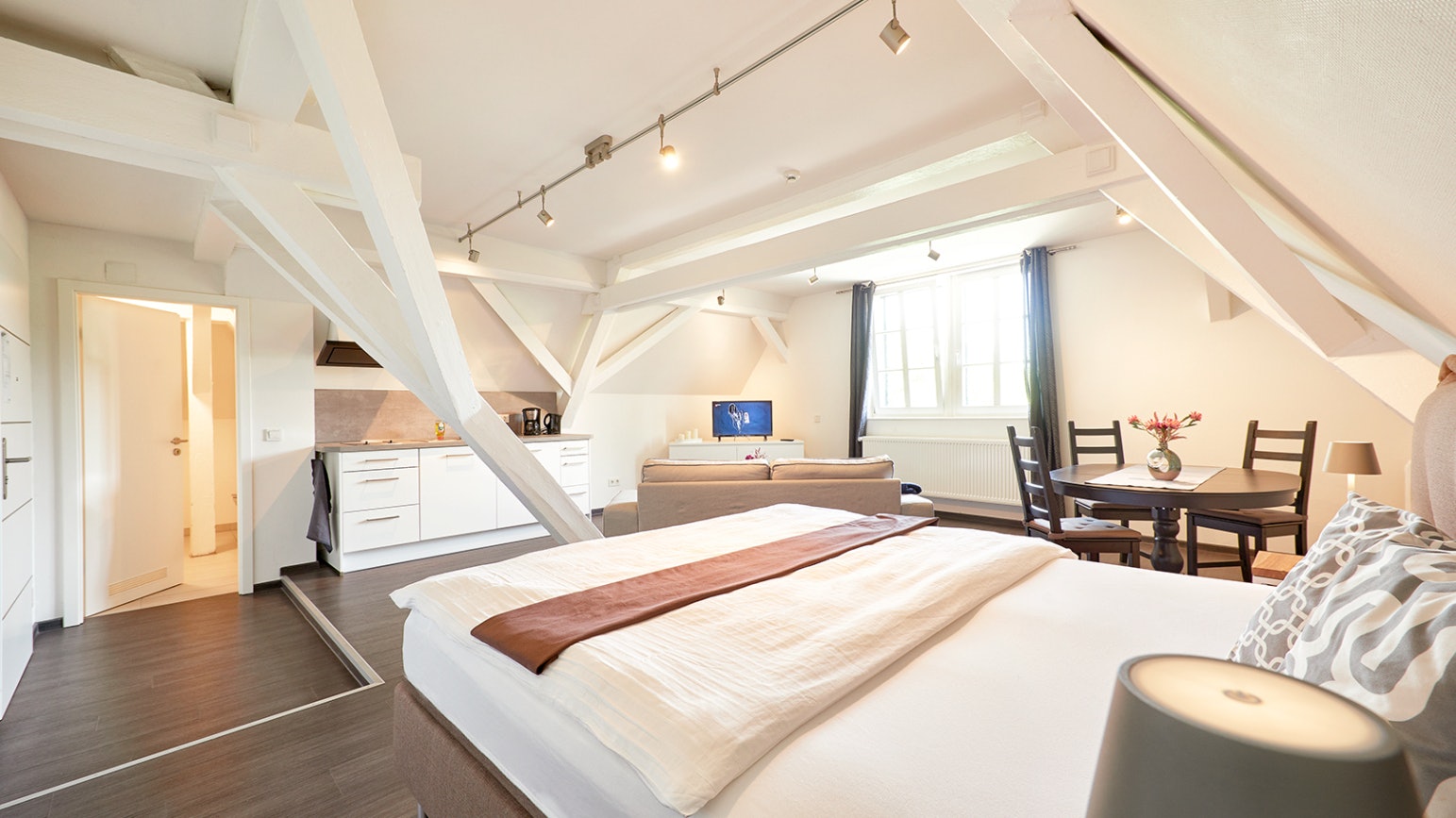 Offenes Raumkonzept mit Küche und Wohnbereich –