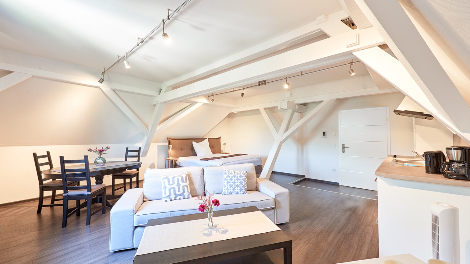 Geräumige Zimmer unter den Dachbalken –