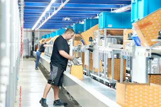 Empleado en un almacén moderno con sistemas de estanterías