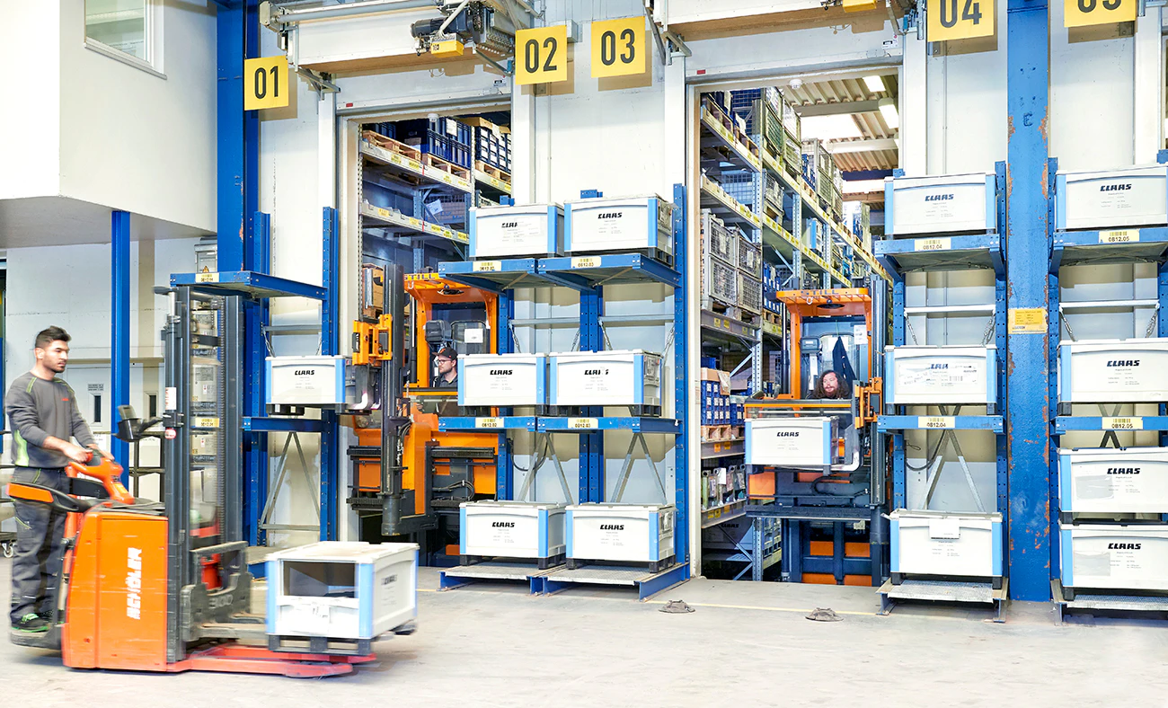 Cloosed loop kunststofbakken transportsysteem met palletstellingen magazijn.