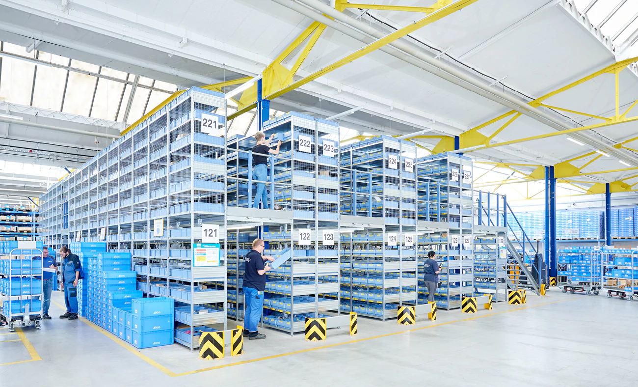 Magazijninrichting met KANBAN systeem voor orde bij productielijnen te garanderen.