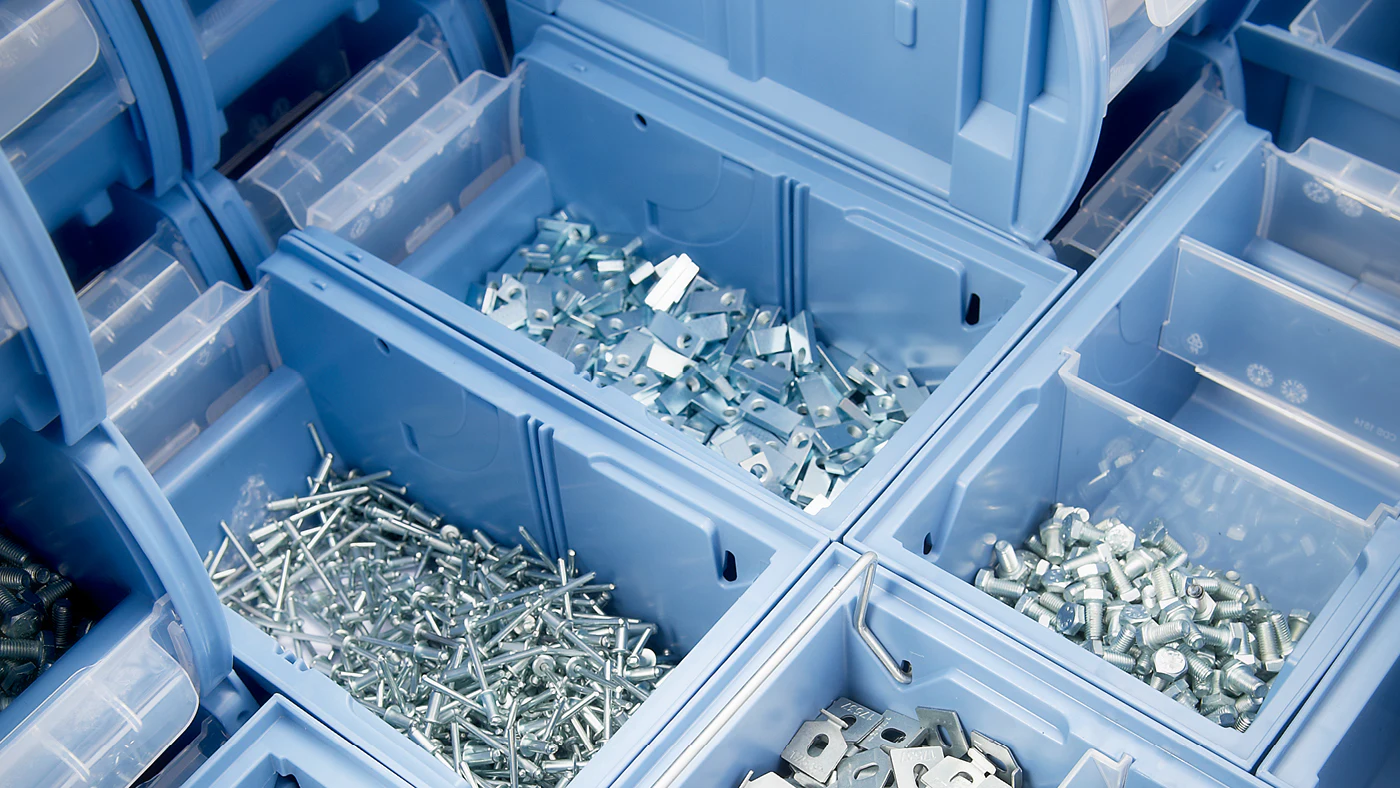 assemblage voorraad onderdelen mooi verdeeld in KANBAN bakken