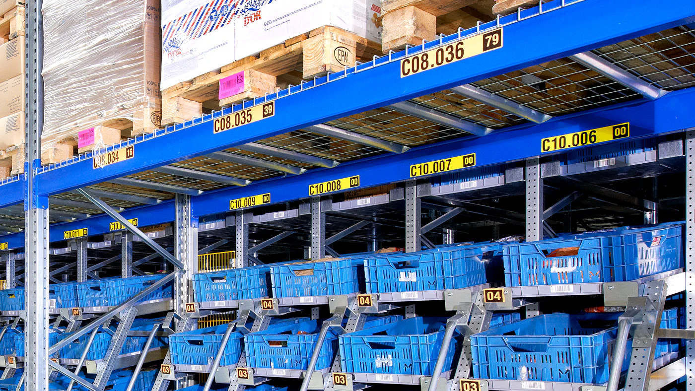 Palletstelling met veel SKU's onderaan via doorrolstelling.