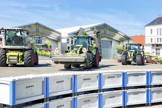 Doppelreihig aufgebaute BITO Schwerlastbehälter SL. Im Hintergrund stehen Landwirtschaftliche Maschinen.