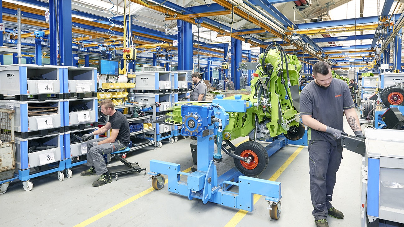 Drei Mitarbeiter die Teile aus BITO Schwerlastbehälern entnehmen