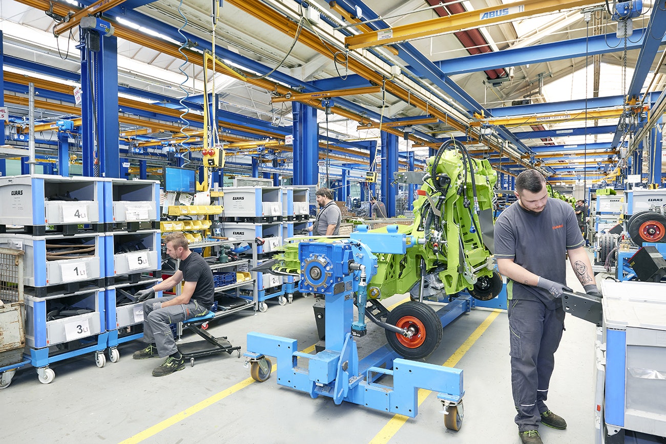 Drei Mitarbeiter die Teile aus BITO Schwerlastbehälern entnehmen