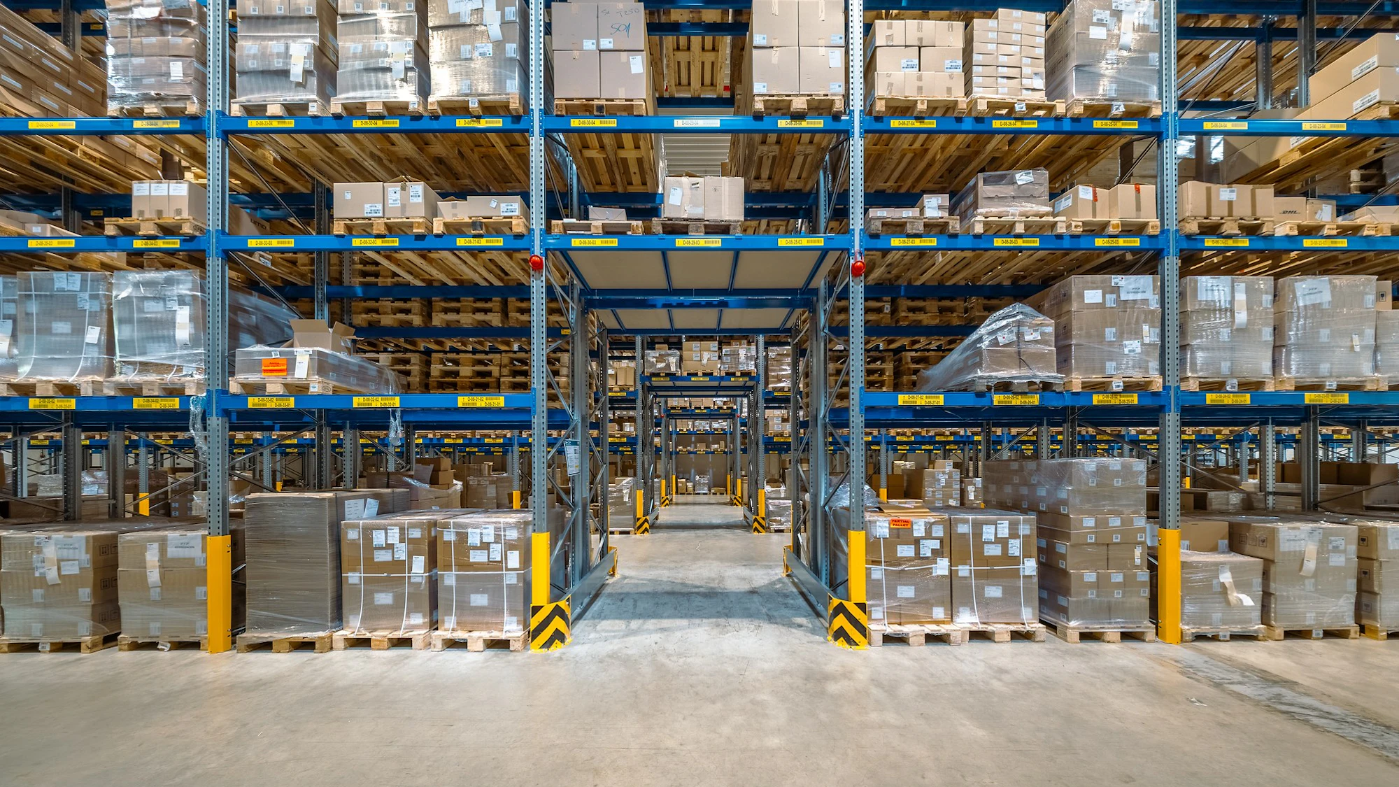 Lagerregale mit Kartons in einem Logistikzentrum