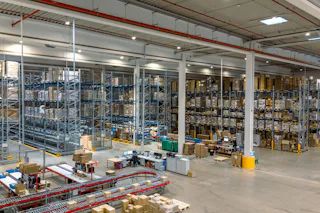 Lagerhalle mit Regalen und Fördertechnik