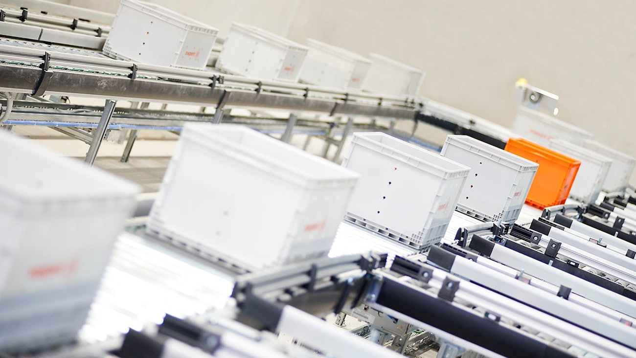 BITO Behälter auf einer Fördertechnik