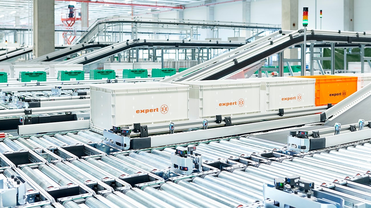 BITO Behälter auf einer Fördertechnik