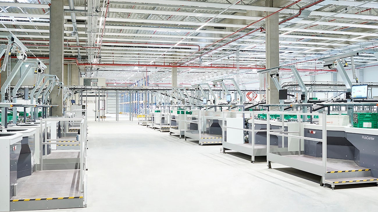 Eine Halle mit Anlagen und im Hintergrund Regale