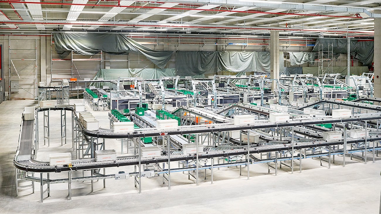 Eine Halle mit Fördertechnikmund BITO Behältern