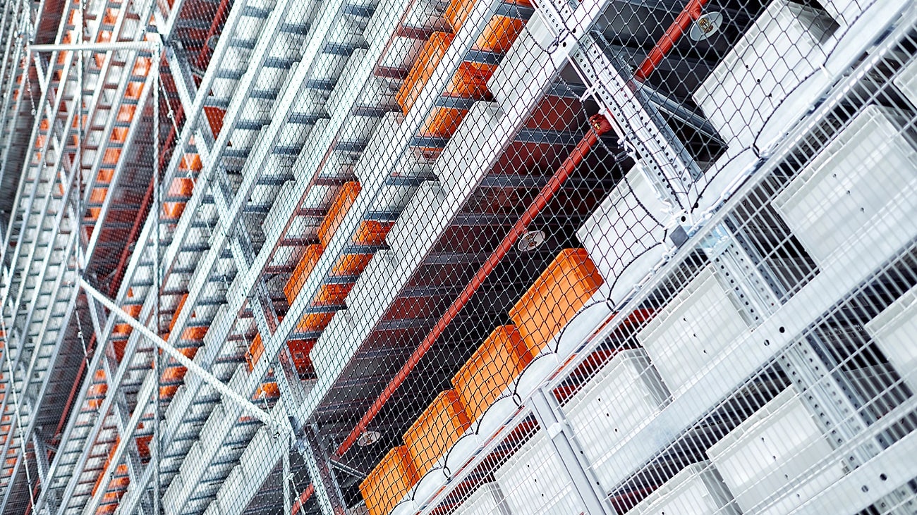 BITO Regal mit BITO Behältern und Regalsicherheitsnetz