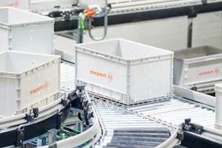 BITO Behälter auf einer Fördertechnik