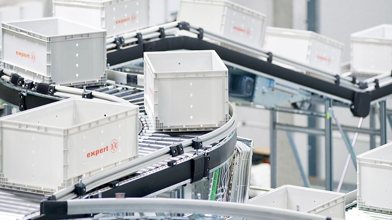 BITO Behälter auf einer Fördertechnik