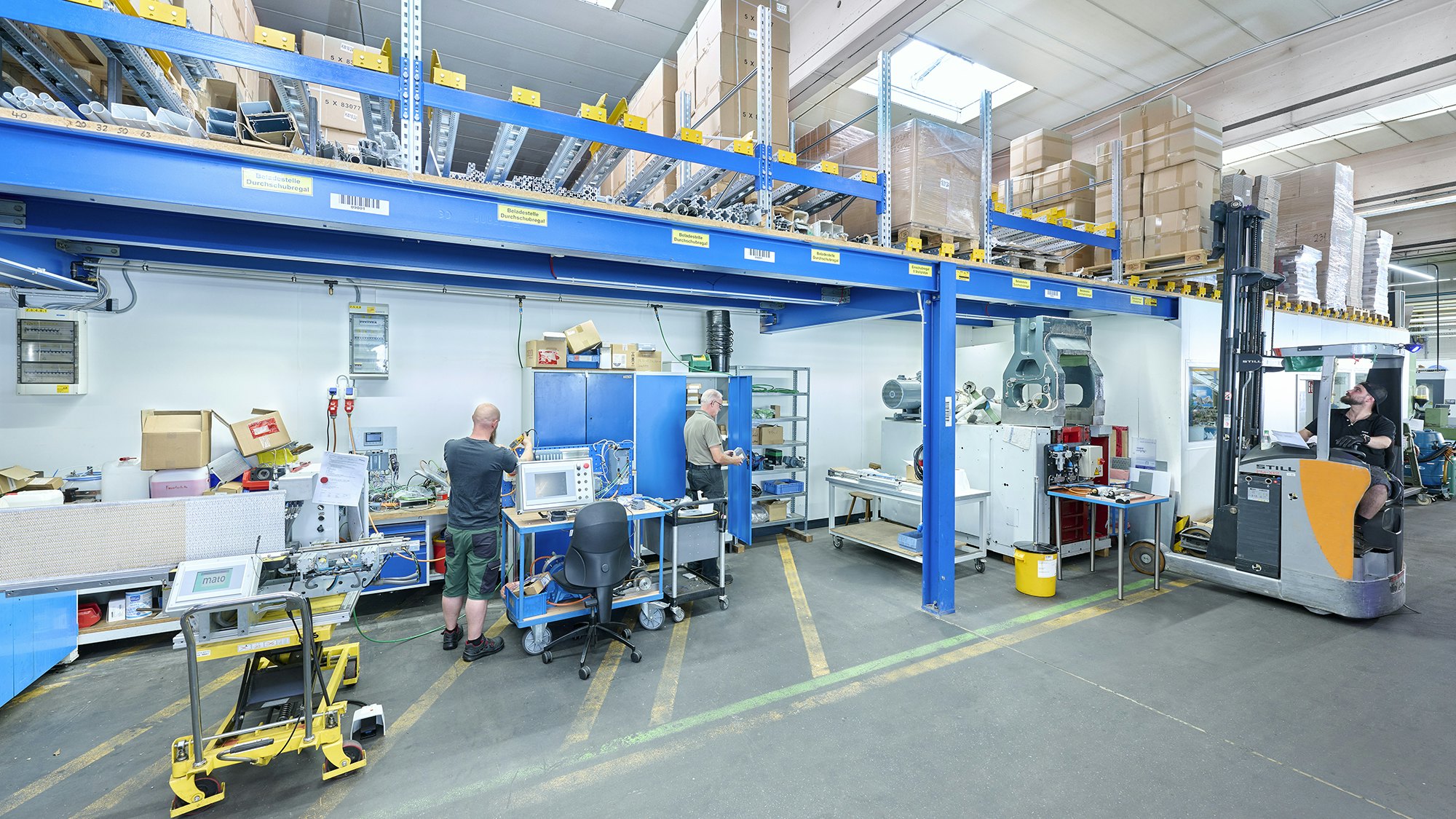 Eine offene Werkstatt, darüber ein BITO Palettendurchlaufregal