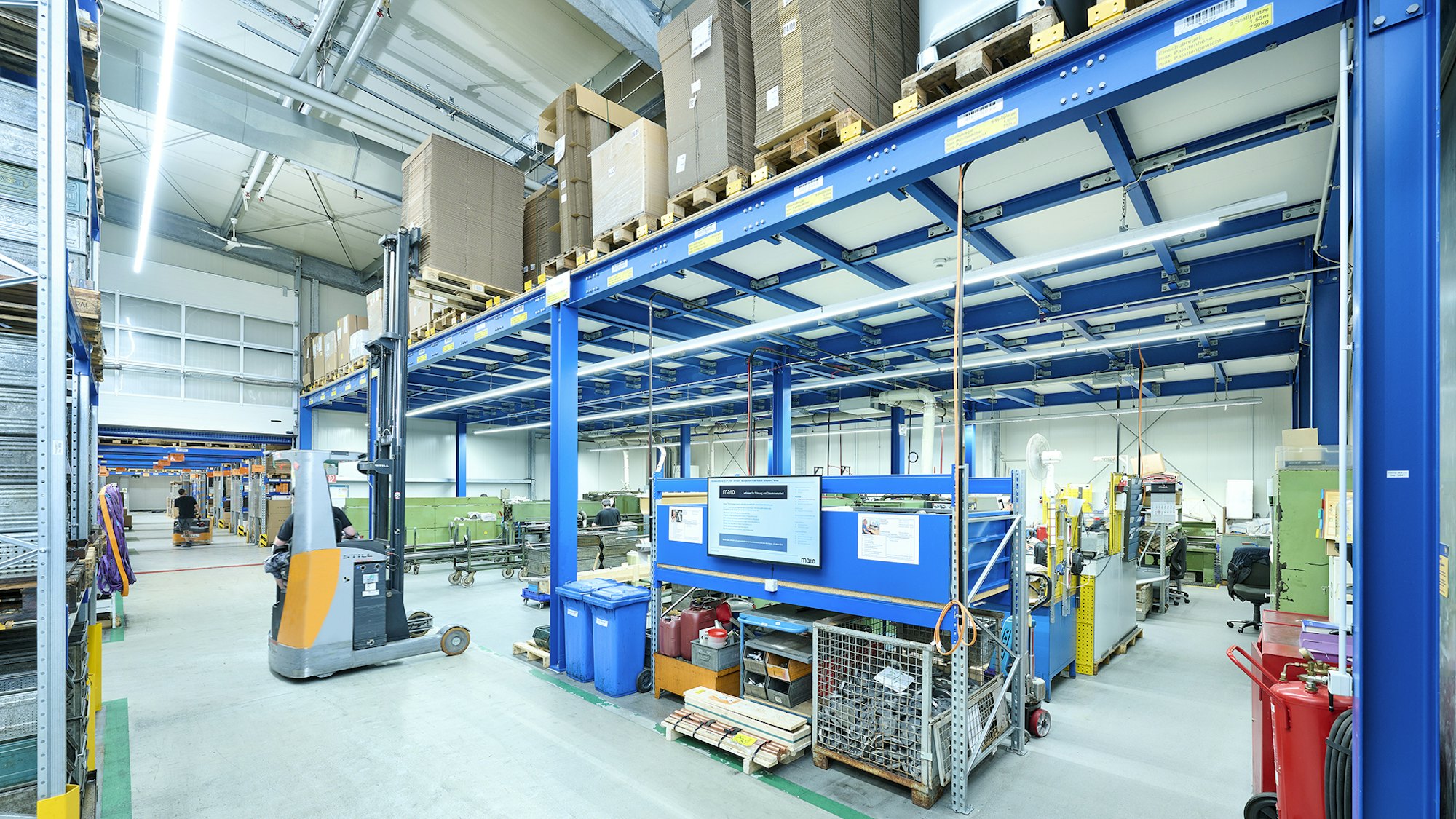 Eine Werkstatt, darüber befindet sich ein Palettendurchlaufregal von BITO