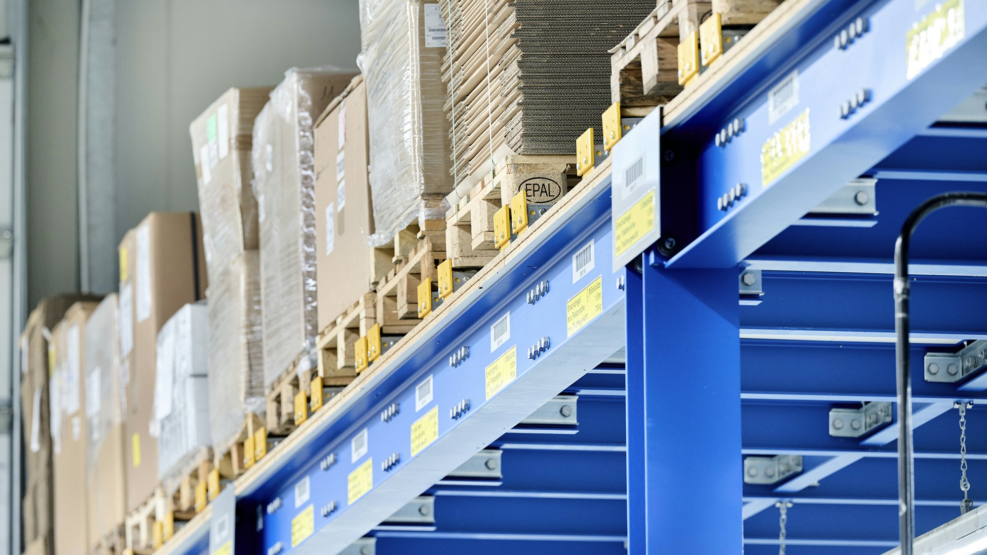 BITO Palettendurchlaufregal auf einer Stahlbühne