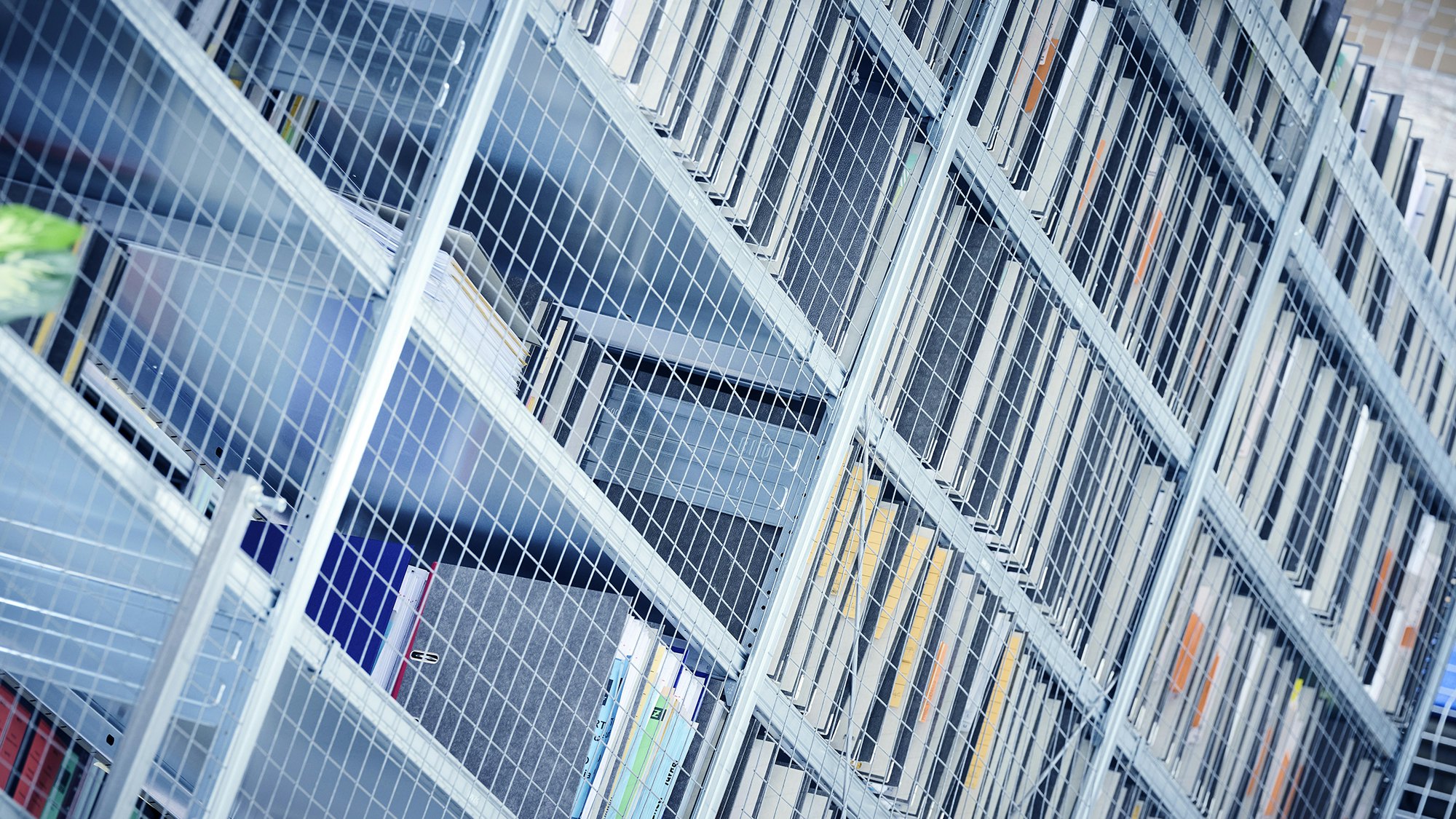 BITO Fachbodenregal mit Gitter für hintere Hinabfallsicherung