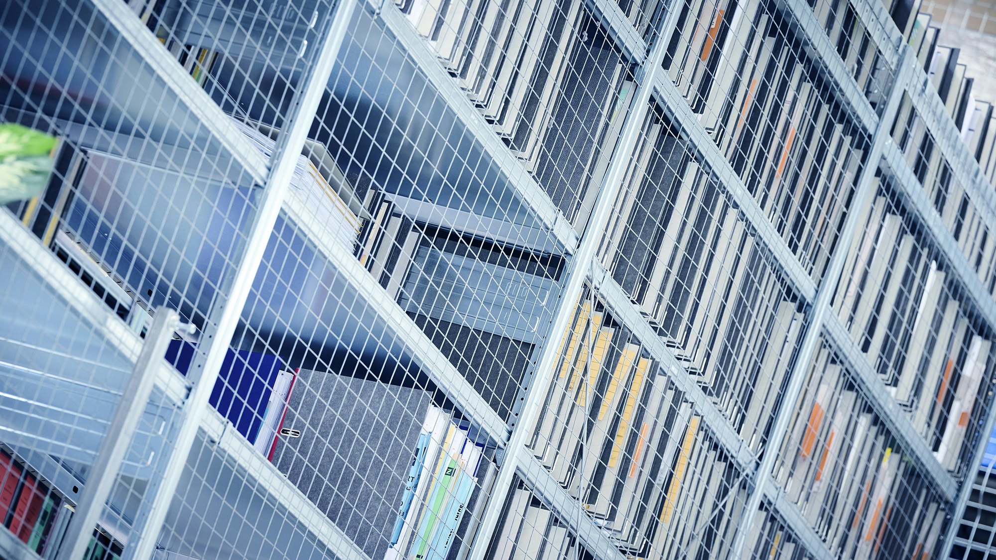 BITO Fachbodenregal mit Gitter für hintere Hinabfallsicherung