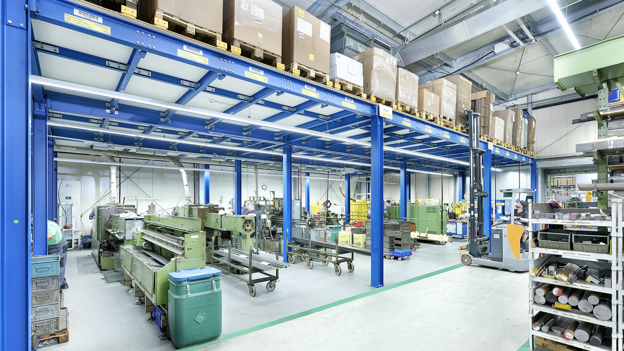Eine offene Werkstatt, darüber ein BITO Palettendurchlaufregal