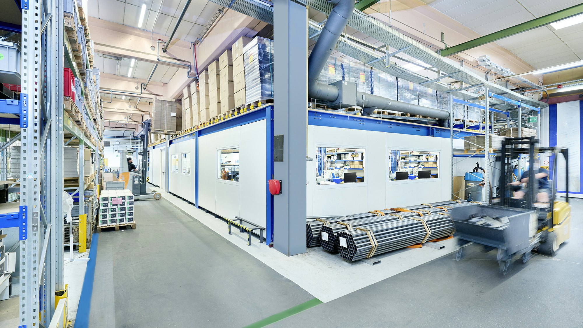 Eine geschlossene Werkstatt, darüber ein BITO Palettendurchlaufregal