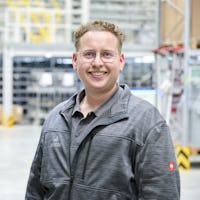 Ein Mann, im Hintergrund eine BITO Fachbodenregalanlage