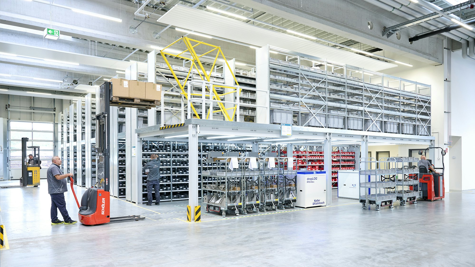 Mehrere Lagerarbeiter an einem BITO Fachbodenregal