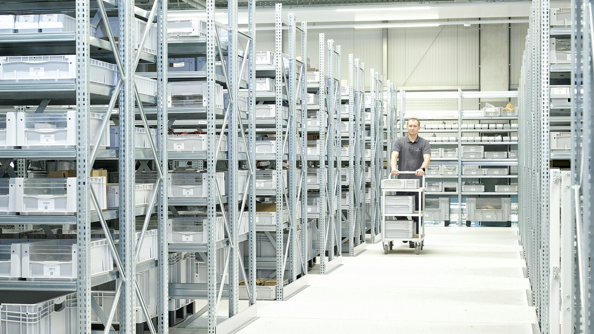 Ein Lagerarbeiter an einem BITO Fachbodenregal