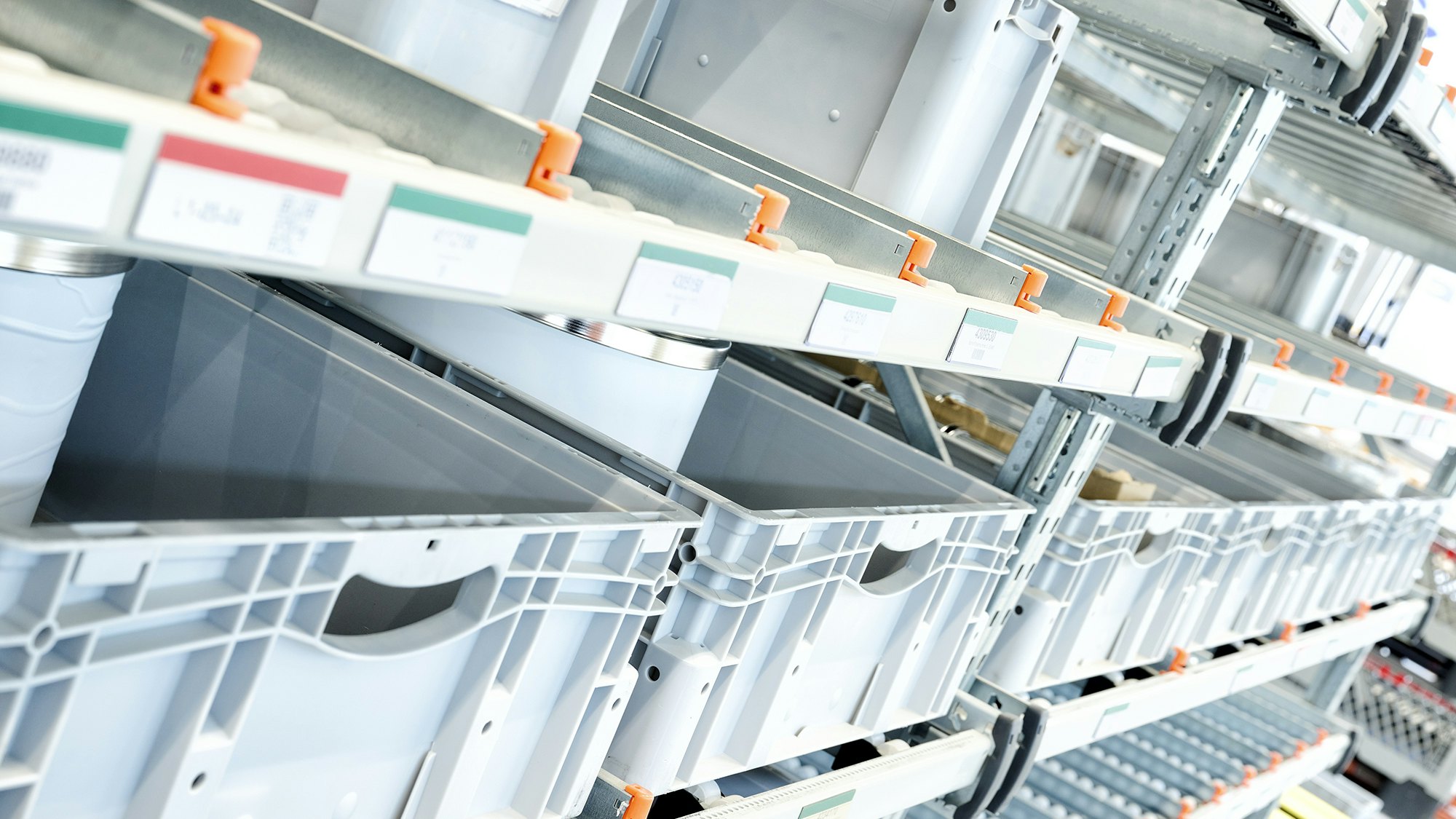 BITO Durchlaufregal mit BITO Stapelbehälter