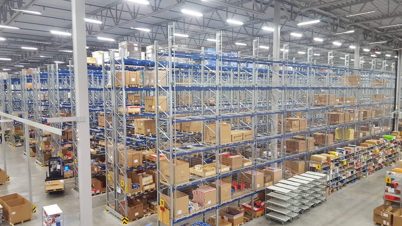 Eine große Lagerhalle mit Palettenlager