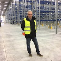 Ein Mann in einer Halle vor neuen Palettenlager