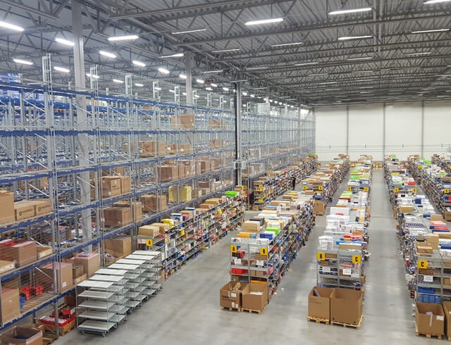 Eine große Lagerhalle mit Palettenlager
