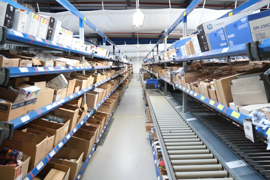 Kleinteilelager, davor eine Rollenbahn