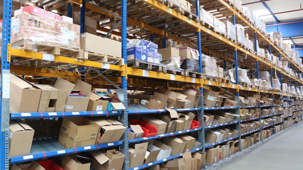 Durchlaufregal und darüber ein Palettenregal