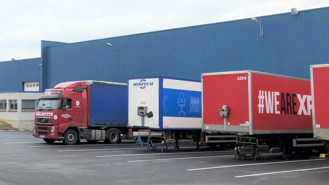 Logistikunternehmer vor einer Halle